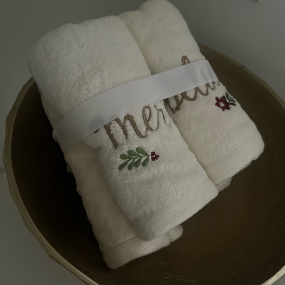 Bundle of holiday towels - Picture 9 of 9